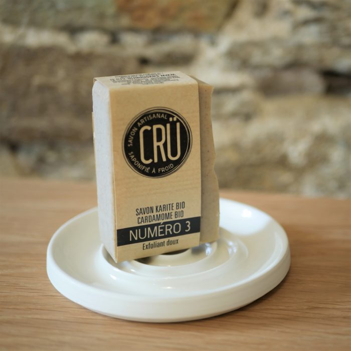 Savon beurre de karité bio et cardamome bio CRU numéro 3 écologique, éthique, artisanal et zéro déchet, sur porte-savon céramique à l'INATELIER Nantes