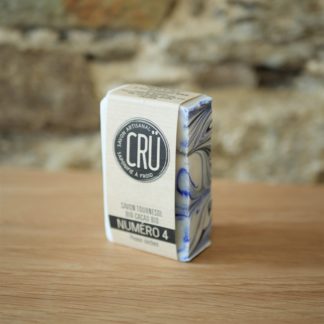 Savon beurre de cacao bio et huile de tournesol bio CRU numéro 4 écologique, éthique, artisanal et zéro déchet, vue de face à l'INATELIER Nantes