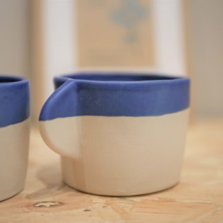Tasse à café ou thé en céramique - grès blanc et engobe bleu Cassandre Bouilly Ceramic pour L'INATELIER Nantes zoom