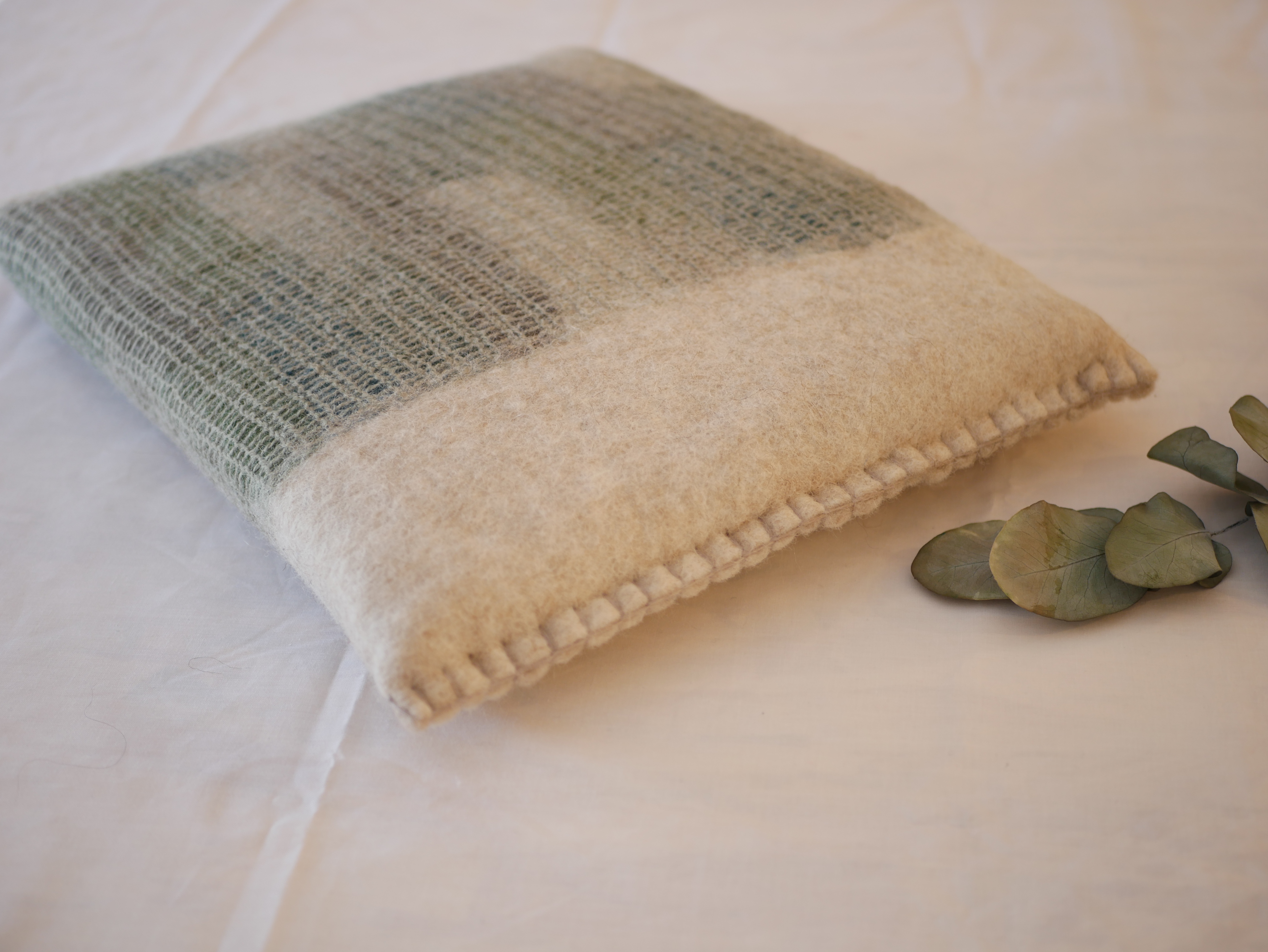 Coussin decoratif en laine mérinos feutree pour salon et chambre à