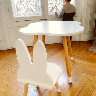 petite-table-enfant-blanc-nuage-bois-ecoresponsable-vernis alimentaire-made-in-france-bureau-boutique-boogy-woody-linatelier-nantes-chaise-lapin