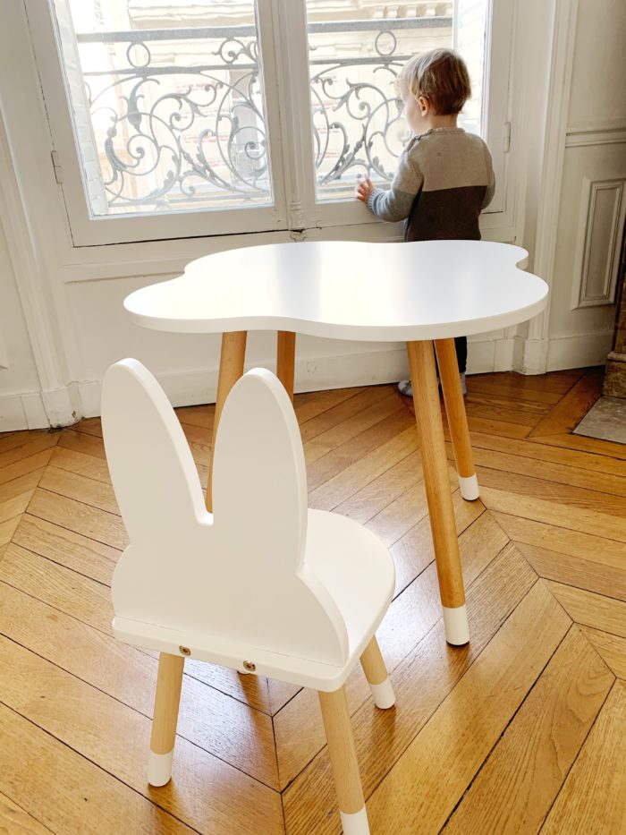 petite-table-enfant-blanc-nuage-bois-ecoresponsable-vernis alimentaire-made-in-france-bureau-boutique-boogy-woody-linatelier-nantes-chaise-lapin