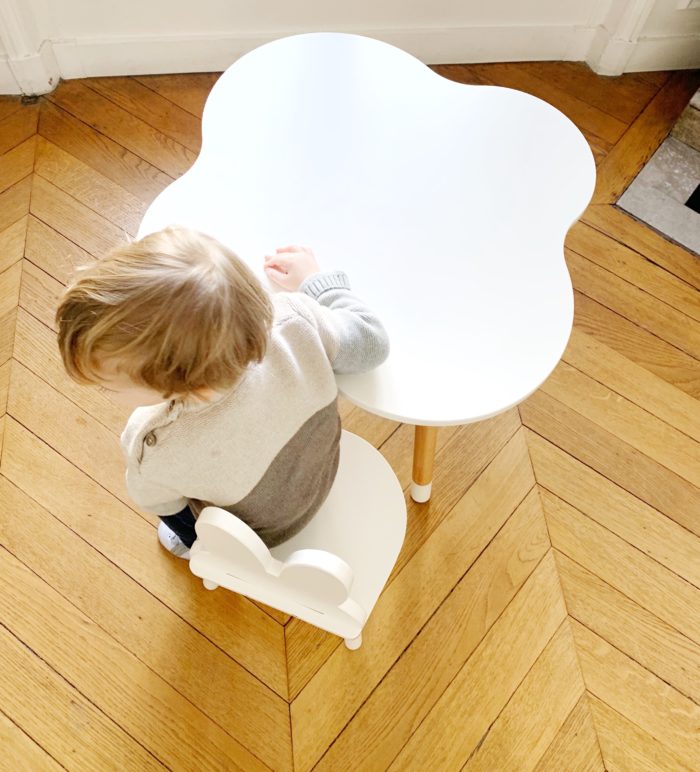 petite-table-enfant-blanc-nuage-bois-ecoresponsable-vernis alimentaire-made-in-france-bureau-boutique-boogy-woody-linatelier-nantes-chaise-lapin-en-situation