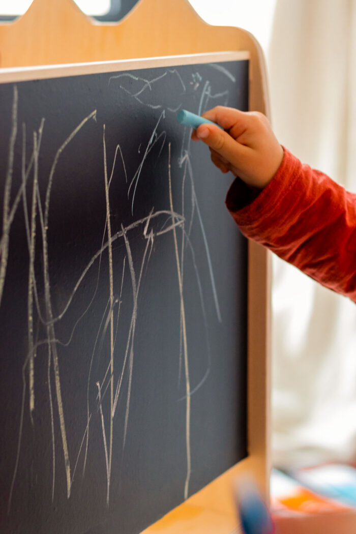 tour-montessori-tout-d'observation-bois-tableau-craie-enfant-meuble-boogy-woody-l'inatelier-made-in-france-nantes-éducation-ludique-décoration-cadeau-noêl-intérieur-détail ardoise-craie