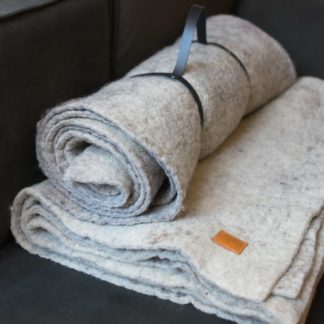 Plaid-en-laine-Feutrée-Héloïse Levieux-linatelier-décoration-nantes-intérieur-couverture-textile- canapé-salon-descente-de-lit-chambre-hiver-mouton-bretagne