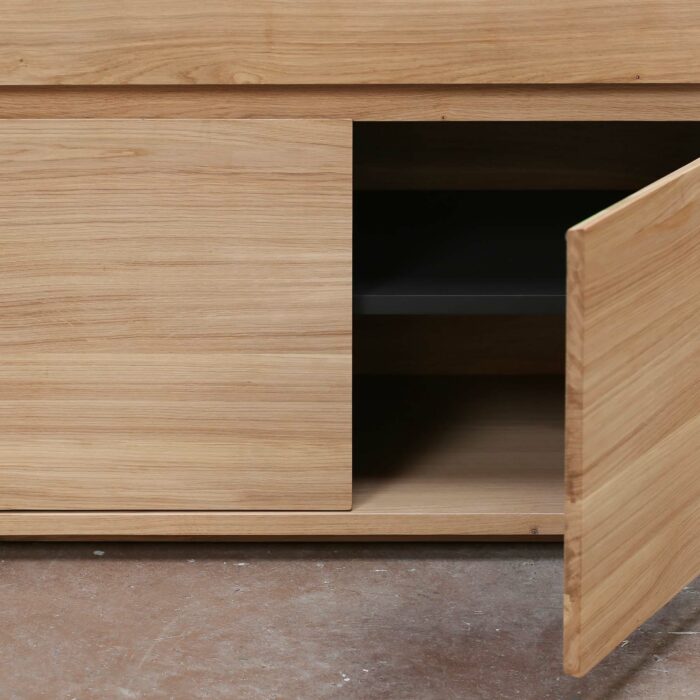buffet velvet 3Portes_commode_bycactus_bois-massif_tiroir_rangement_made-in-france_artisanat_meuble d'artisan_sur-mesure_déco_décoration-intérieure_L'Inatelier Nantes_boutique_showroom_interieur_détail_porte_ouverte_rengement-bas