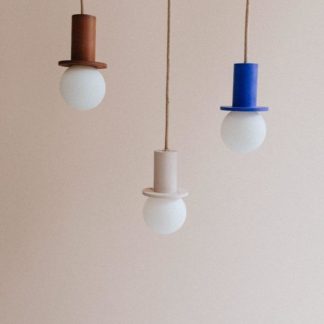lampe-suspension-beton-chataigne-rose-bleu-ama-10_L'inatelier_nantes_zuri_décoration_pop_light_luminaire