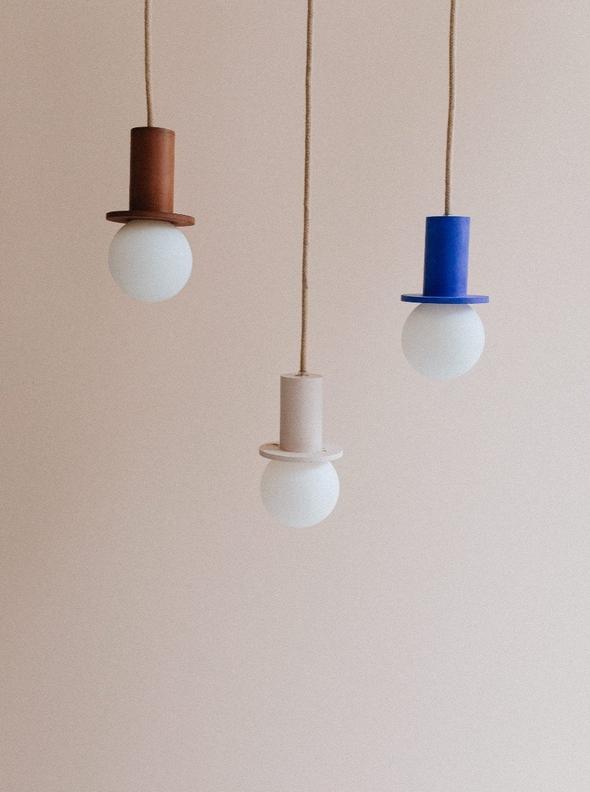 lampe-suspension-beton-chataigne-rose-bleu-ama-10_L'inatelier_nantes_zuri_décoration_pop_light_luminaire