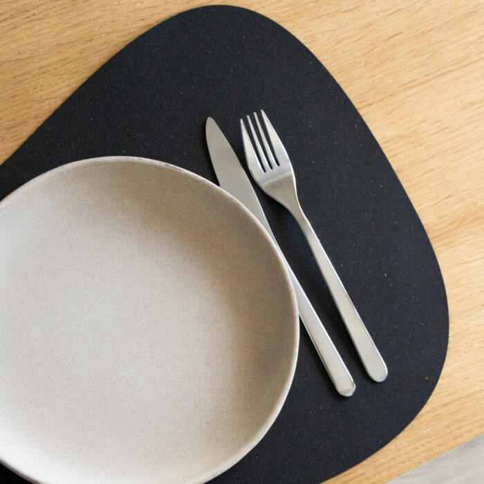 Set de table cuir recyclé-couleur noir- forme organique avec couvert sur table