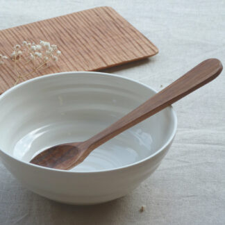 Petit saladier blanc en porcelaine-Ambre Céramique-cuillère en bois-cuisine-déco-table-l'inatelier-nantes-fabrication artisanale