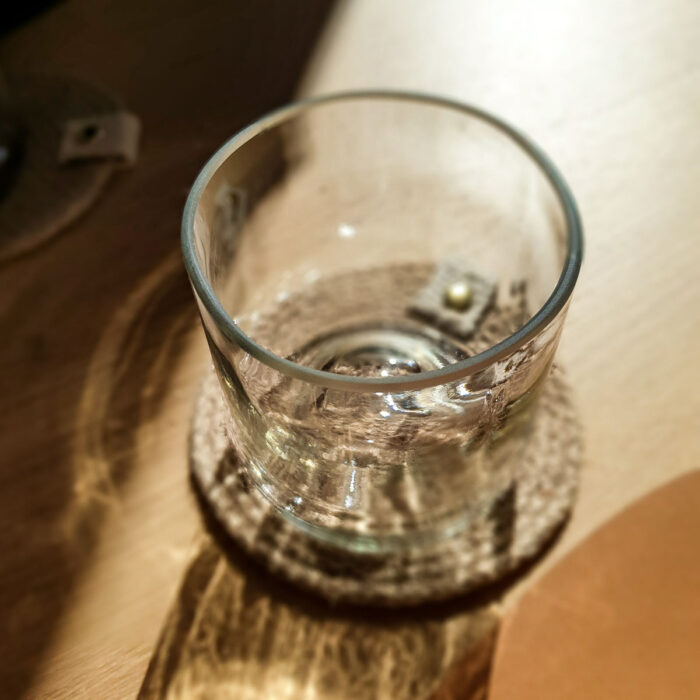 verres de table-blanc-bouteille-de-vin-recyclé-design-recyclage-verre-à-eau-transparent-en-situation-reflet-soleil