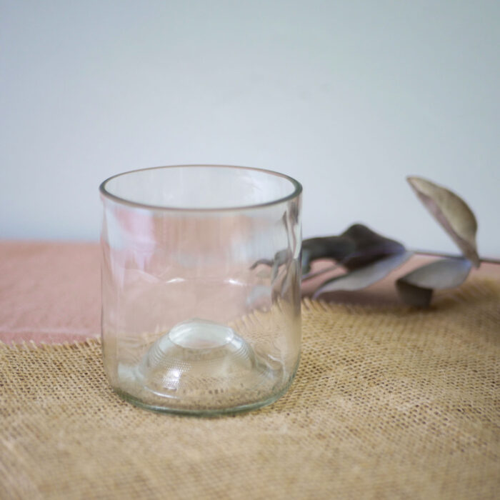 verres de table-blanc-bouteille-de-vin-recyclé-design-recyclage-verre-à-eau-transparent-sur table et nappe