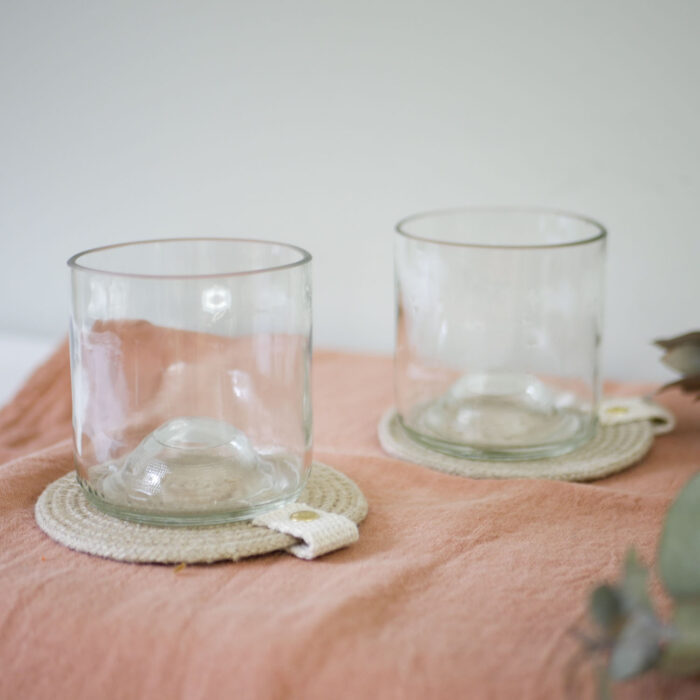 2 verres de table-blanc-bouteille-de-vin-recyclé-design-recyclage-verre-à-eau-transparent-sur sous verre en chanvre