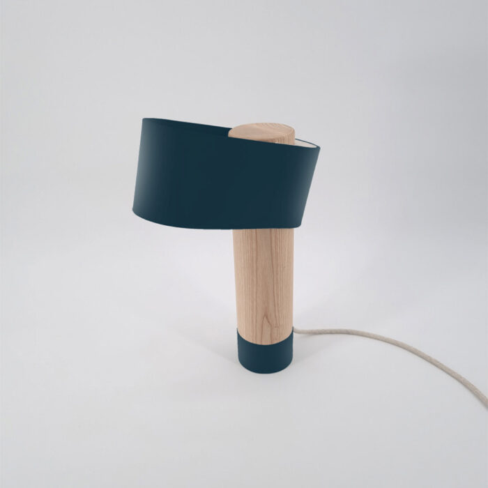 lampe de bureau-éco-conçu-fabrication française-lumière-Pando_skog-bois-led-lampe-d'appoint-bleu fumé sur fond blanc