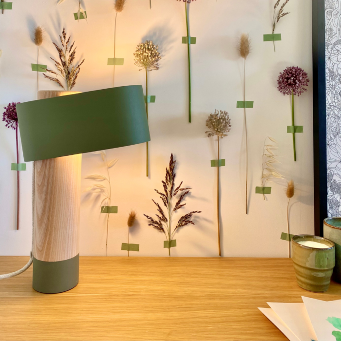 lampe de bureau-éco-conçu-fabrication française-lumière-Pando_skog-bois-led-lampe-d'appoint-vert Olive-ensituation-sur-un-bureau-éclairé