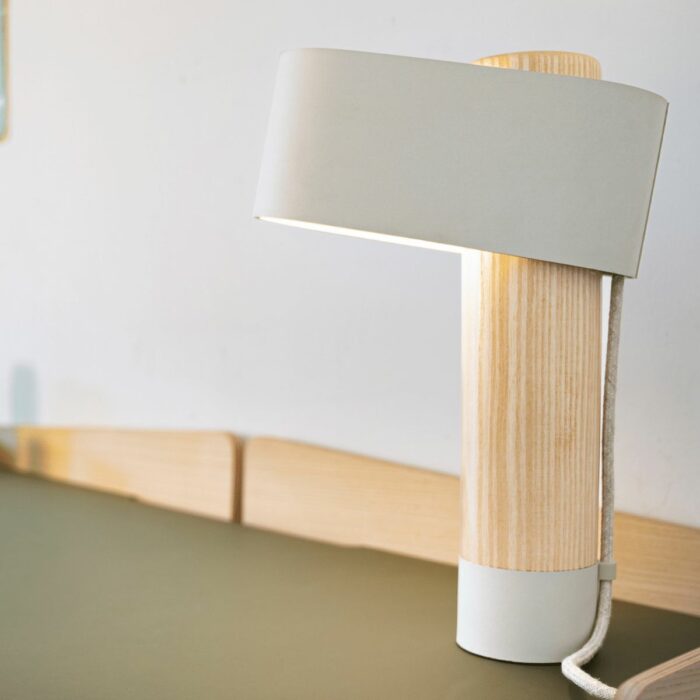 lampe de bureau-éco-conçu-fabrication française-lumière-Pando_skog_blanc-bois-led-lampe-d'appoint