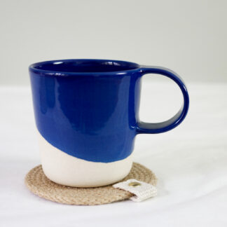 tasse à thé-céramique-bleu-émaillée-artisanat-fabricationfrançaise-candice-courau-art-de-la-table-service-mug-café-déco-cuisine