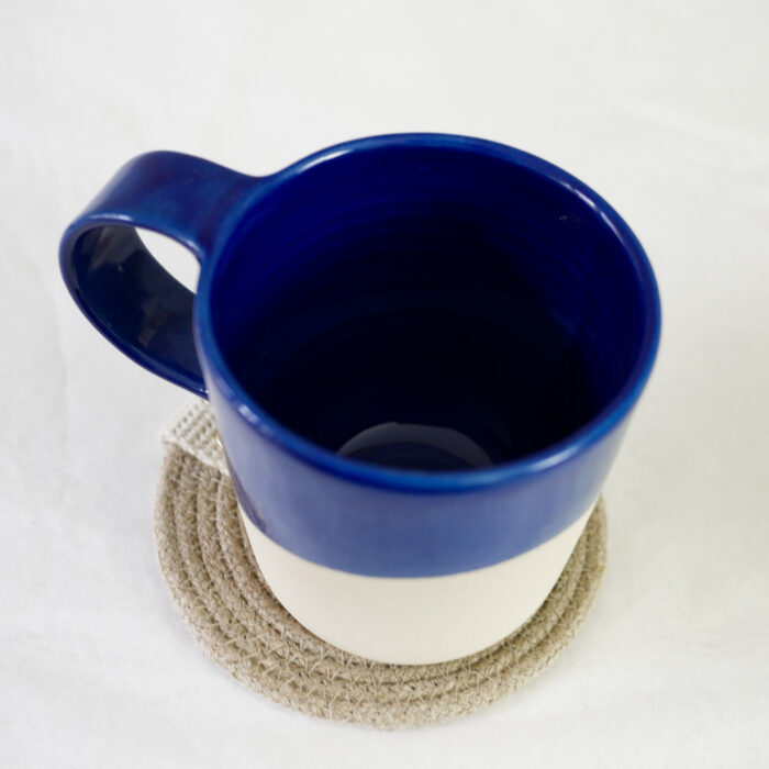 tasse à thé-céramique-bleu-émaillée-artisanat-fabricationfrançaise-candice-courau-art-de-la-table-service-mug-café-déc-vue dessus-émail intérieur