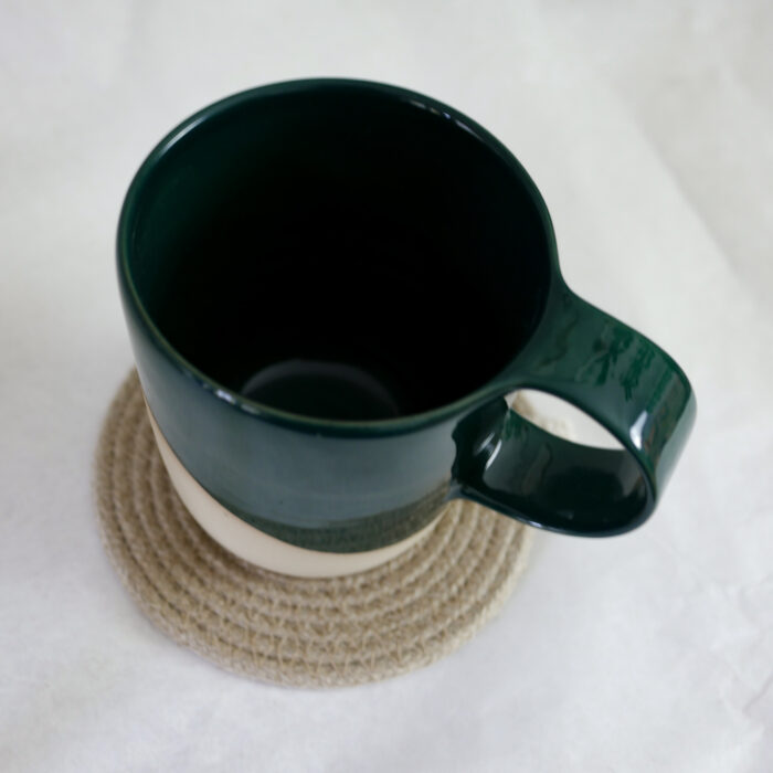 MUG céramique-grès-vert-écru-frabrication-artisanale-française-déco-art-de-la-table-nantes-vaisselle-tasse-thé-vert-vue-dessus
