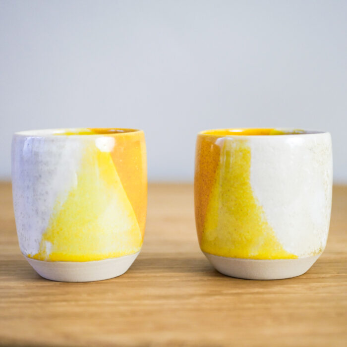 Tasse-cafe-ceramique-graphiste-en-terre-jaune-linatelier