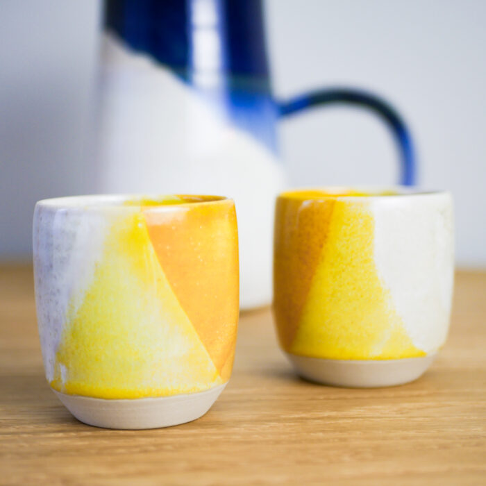 Tasse-cafe-ceramique-graphiste-en-terre-jaune-linatelier