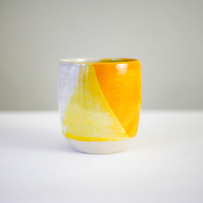 Petite-Tasse-à-cafe-ceramique-graphiste-en-terre-jaune-linatelier