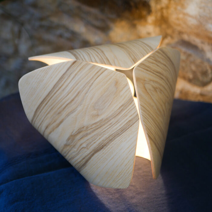 Lampe en bois artisanale réalisée par Lucie Frolet pour linatelier