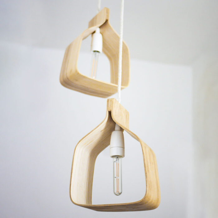 Suspension en bois naturel "noyau". Présenté ici en duo