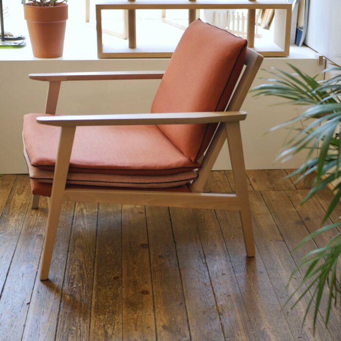 Fauteuil-scandinave-rouge