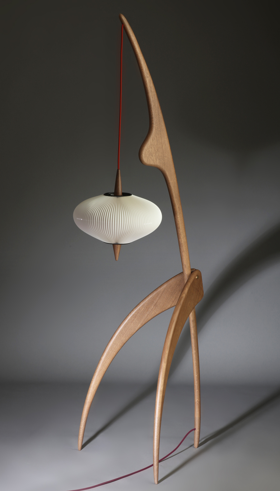 lampadaire mante religieuse Rispal en chêne naturel et fil rouge_linatelier