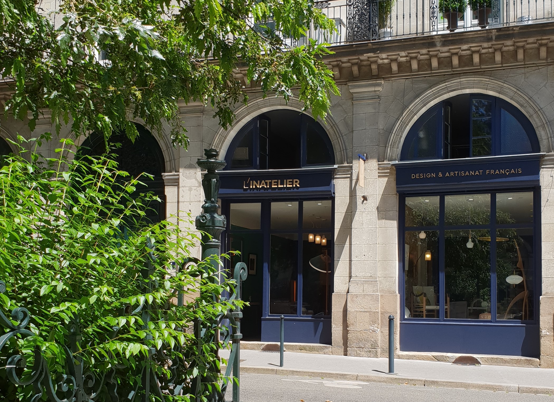 L'inatelier nantes meubles et décoration Design et artisanat français. Fabrication dans les ateliers français de tables, chaises, fauteuil, console, commodes, meubles TV et luminaires. Le tout en matières naturelles.
