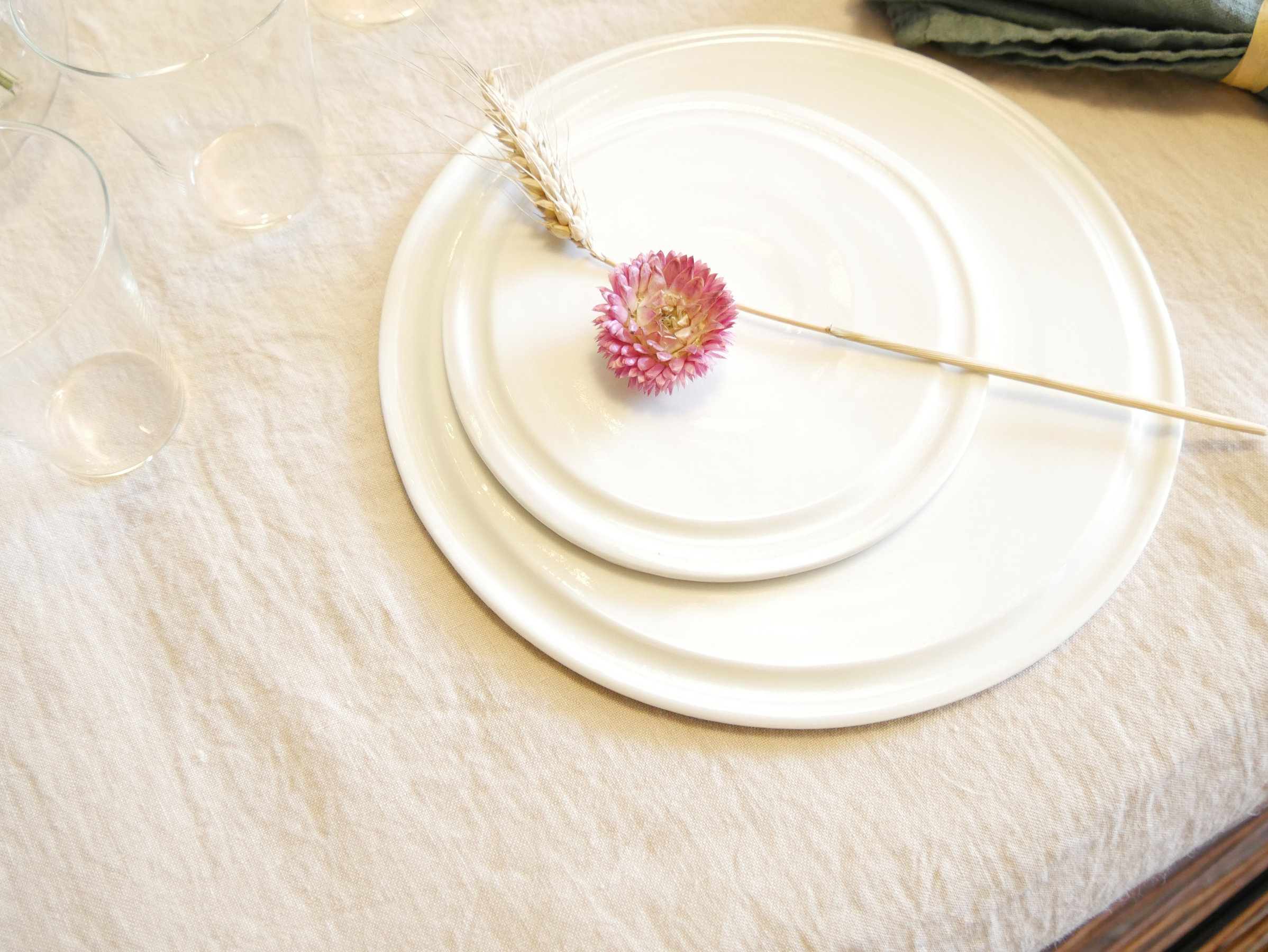 Petite Assiette à dessert en porcelaine. Bord plat. L'Inatelier Nantes. Céramique Ambre. Fabrication française