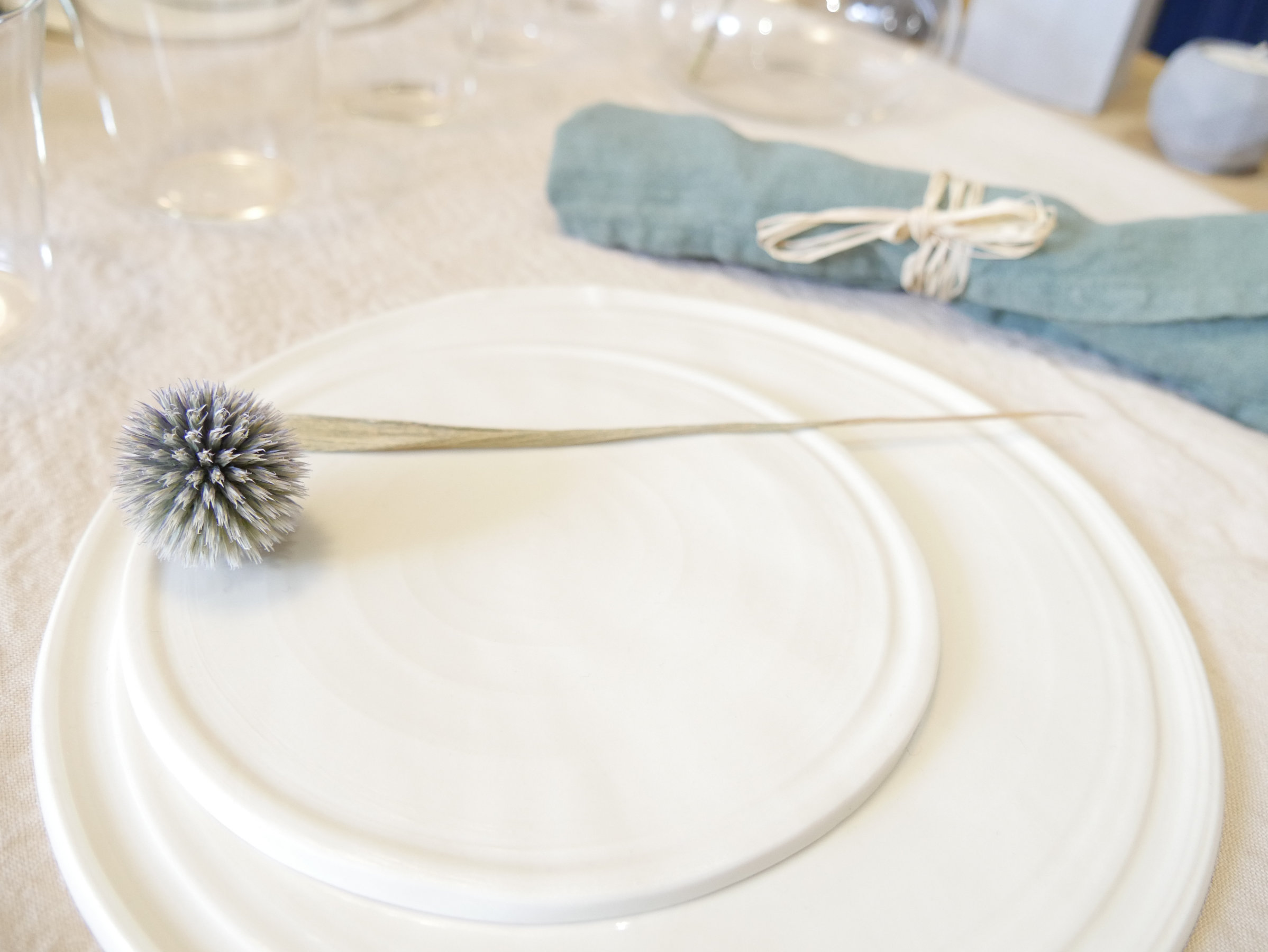 Petite Assiette à dessert en porcelaine. Bord plat. L'Inatelier Nantes. Céramique Ambre. Fabrication française