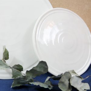Petite Assiette à dessert en porcelaine. Bord plat. L'Inatelier Nantes. Céramique Ambre. Fabrication française
