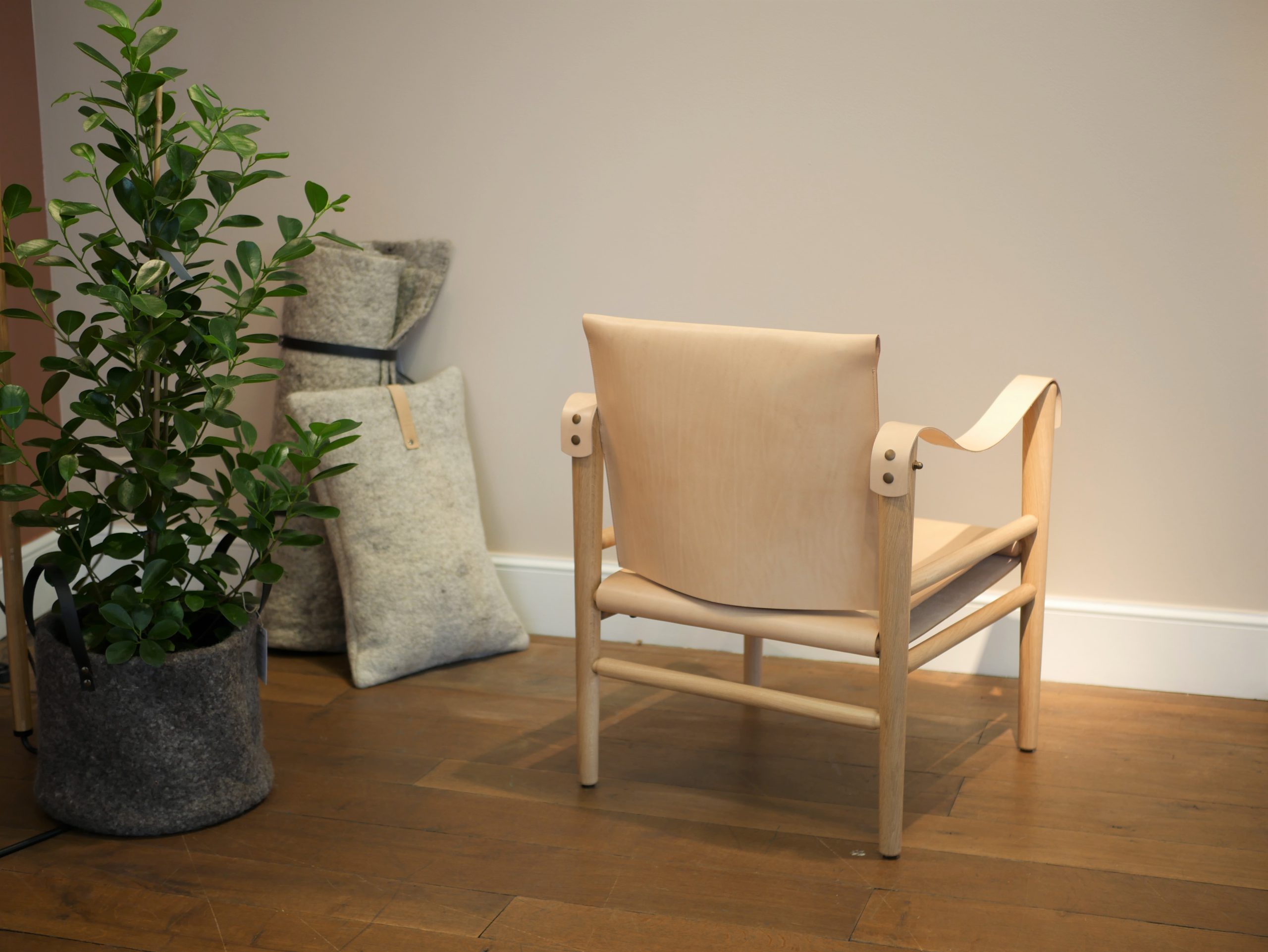 fauteuil cuir et bois design structure en chene temps libre