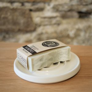 Savon à l'olive bio et argile verte CRU numéro 1 écologique, éthique, artisanal et zéro déchet, sur porte-savon à l'INATELIER Nantes
