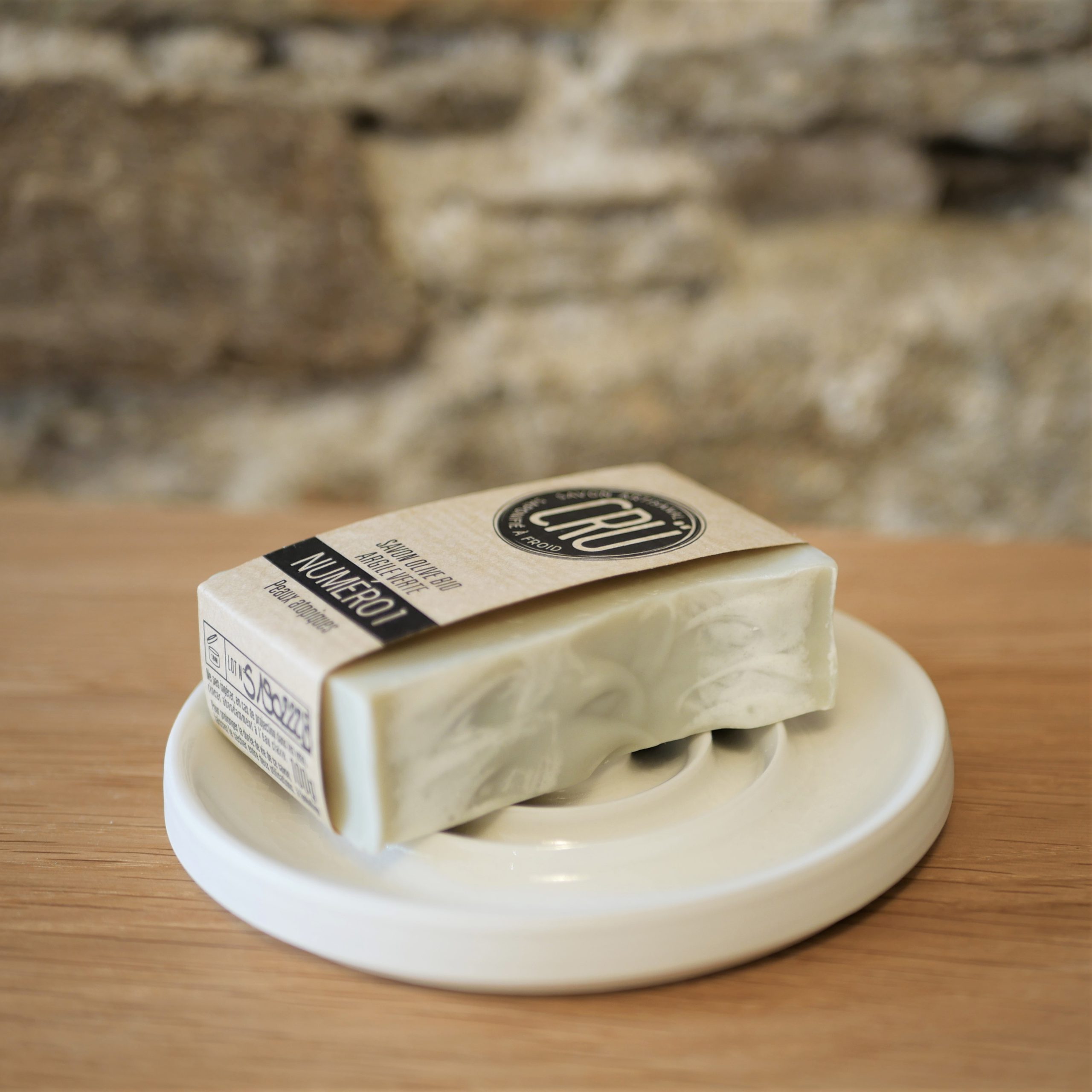 Savon à l'olive bio et argile verte CRU numéro 1 écologique, éthique, artisanal et zéro déchet, sur porte-savon à l'INATELIER Nantes