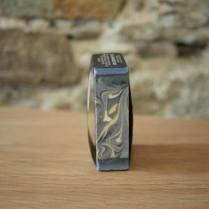 Savon artisanal CRÜ Numéro 5 –Charbon végétal et beurre de cacao écologique, éthique, artisanal et zéro déchet vue tranche à l'INATELIER Nantes
