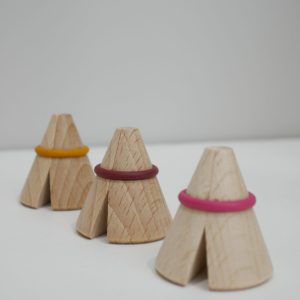 Pinces_i-cone_toutsimplement_linatelier_nantes_lot de 3 pinces pour photo ou cadre_hetre_madeinfrance_détail rose jaune bordeaux