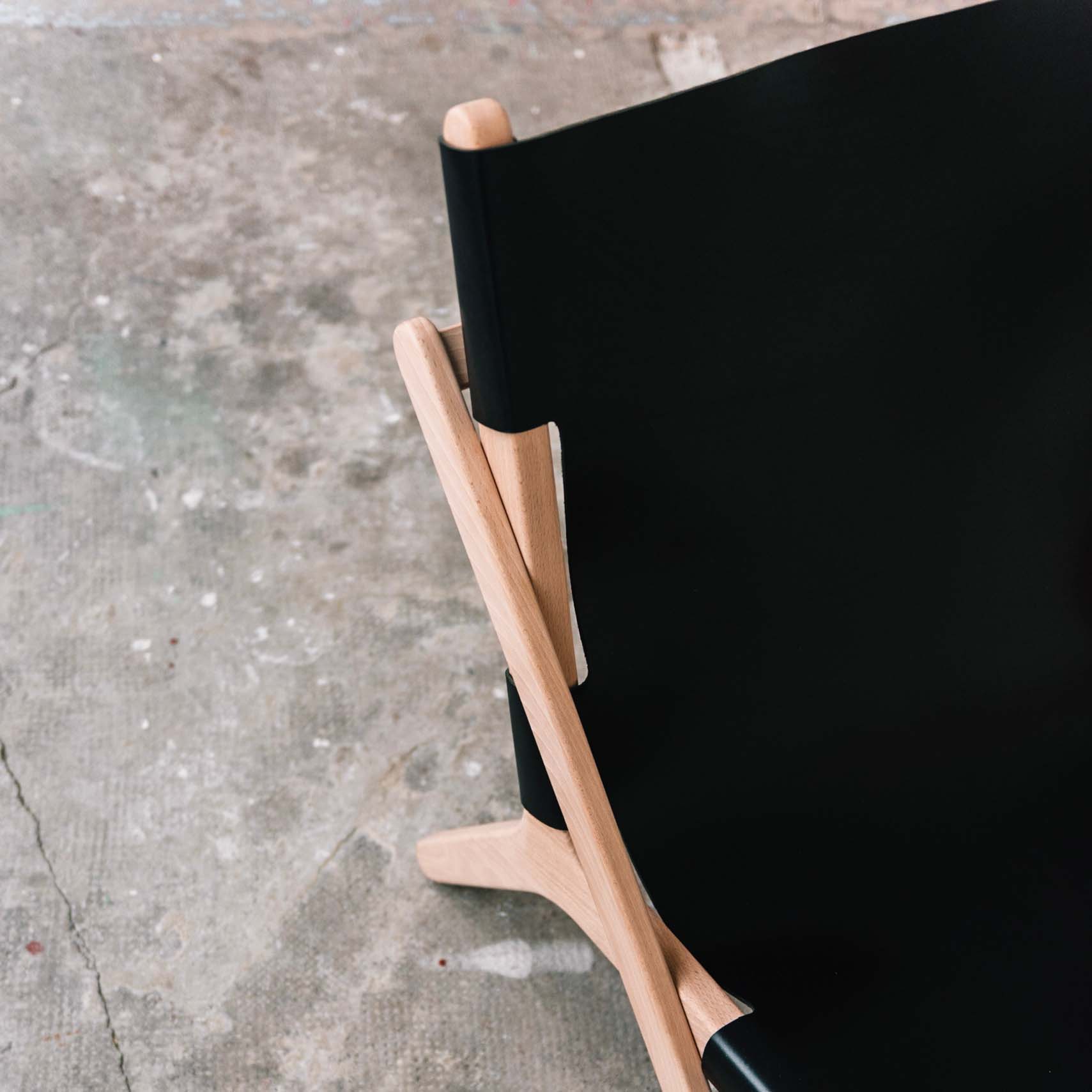 faureuil h noir_An°so design_Anne so_linatelier_design Nantes_Déco_cuir clair_structure bois_artisanat_contemporain_ profil_en situation_détail