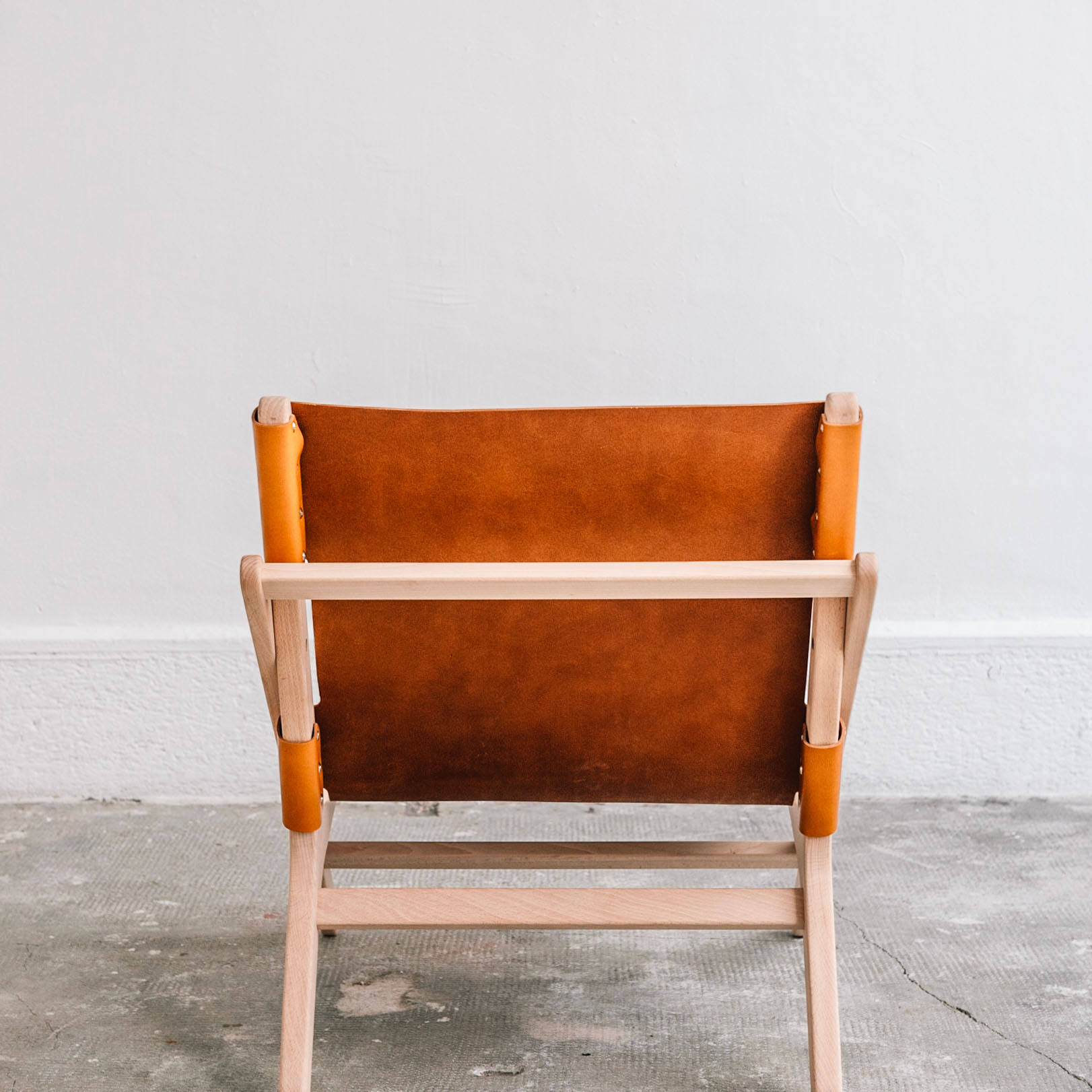faureuil h miel_An°so design_Anne so_linatelier_design Nantes_boutique Déco_cuir clair_structure bois_artisanat_contemporain_ vue arrière en situation