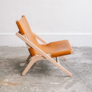 faureuil h miel_An°so design_Anne so_linatelier_design Nantes_boutique Déco_cuir clair_structure bois_artisanat_contemporain_ profil en situation