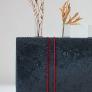 Soliflore en béton et bois_bzzzt_4vases_tubes en verres_nantes_décoration_nantes_artisanat français_fabriqué en Bretagne_vase_teinte béton foncé
