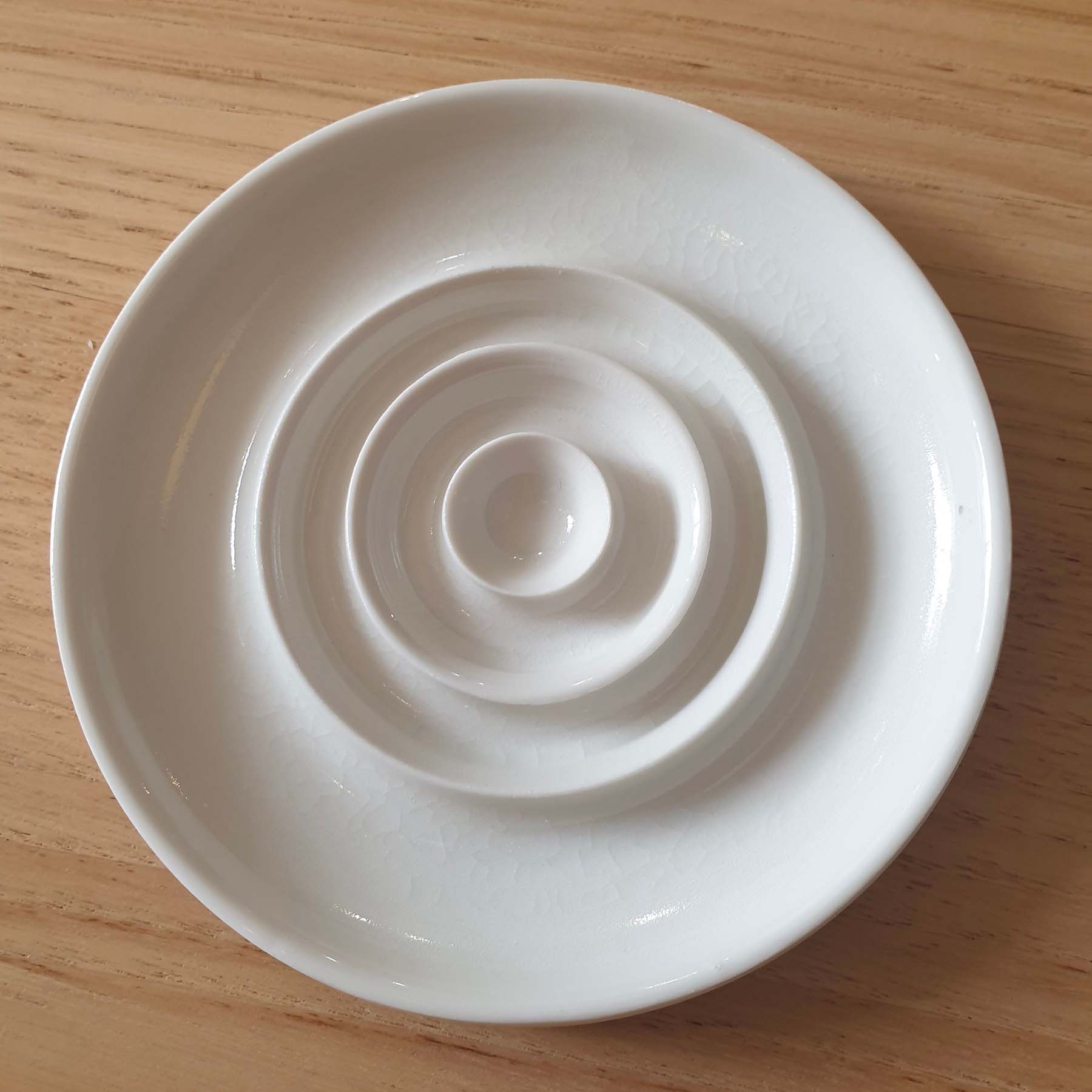 porte-savon porcelaine de limoges_blanc_céramique_artisanl_Ambre Hervo_L'Inatelier_Made in france_Nantes_handmade_savon solides_salle de bain_cuisine_rond_petite série