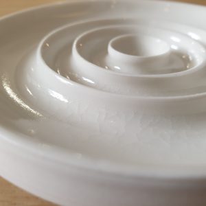 porte-savon porcelaine de limoges_blanc_céramique_artisanl_Ambre Hervo_L'Inatelier_Made in france_Nantes_handmade_savon solides_salle de bain_cuisine_rond_petite série_détail rainures