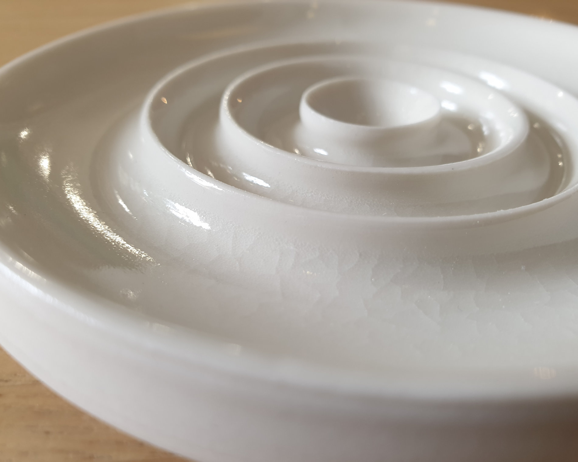 porte-savon porcelaine de limoges_blanc_céramique_artisanl_Ambre Hervo_L'Inatelier_Made in france_Nantes_handmade_savon solides_salle de bain_cuisine_rond_petite série_détail rainures