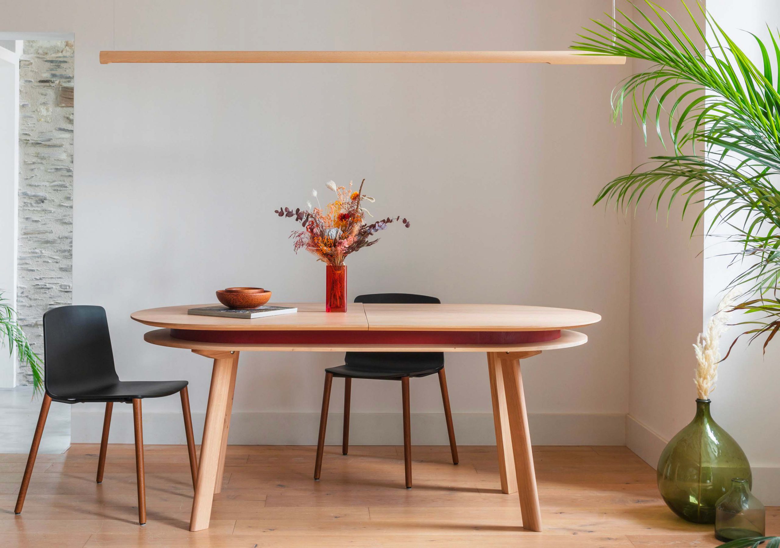 La table ovale extensible PARATI est une table à manger en chêne massif avec rallonge. Fabrication française. Photo principale.