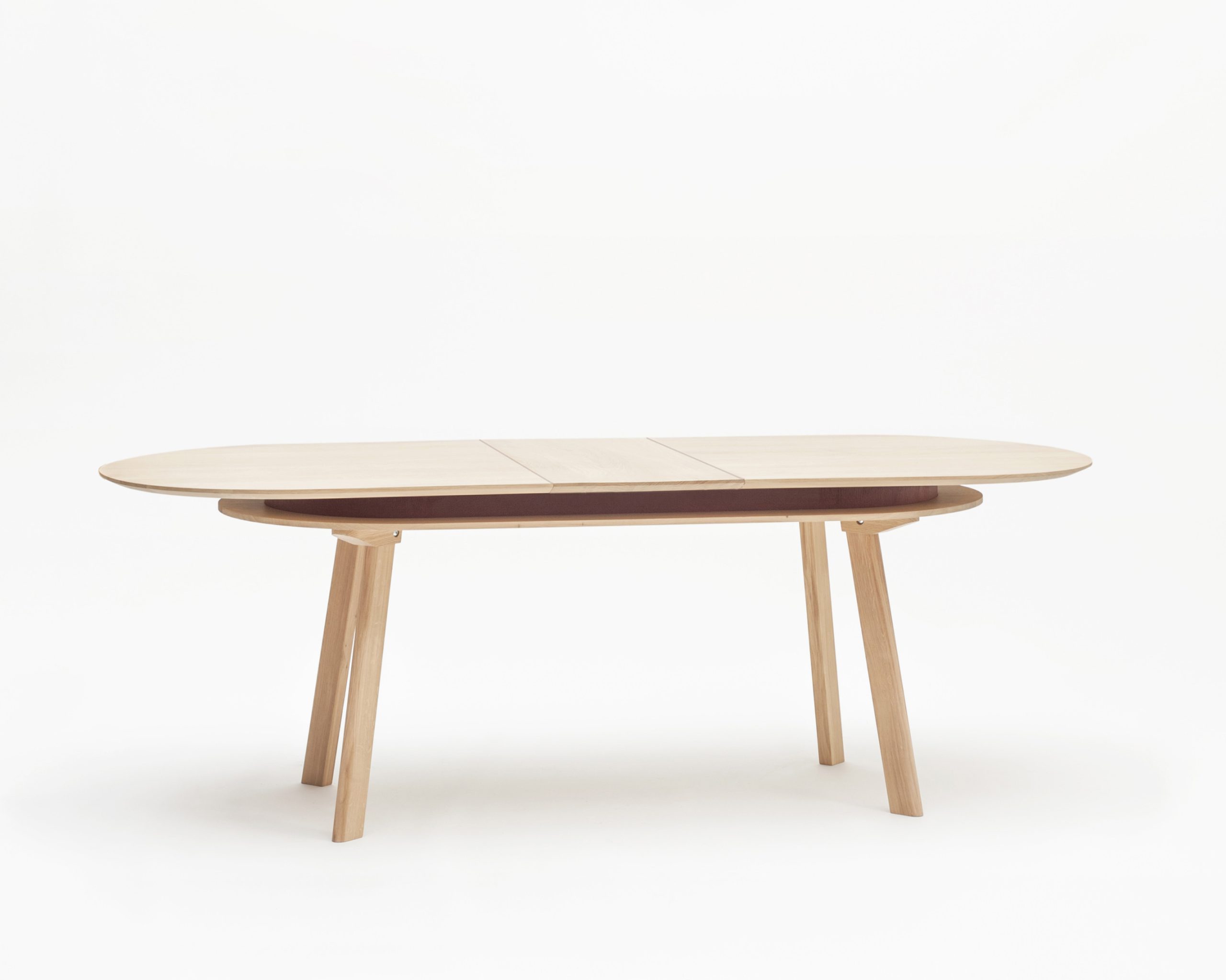 Table ovale extensible PARATI, Vue d’ensemble en version extensible avec rallonge mise en place. Made in France - Drugeot - L’Inatelier