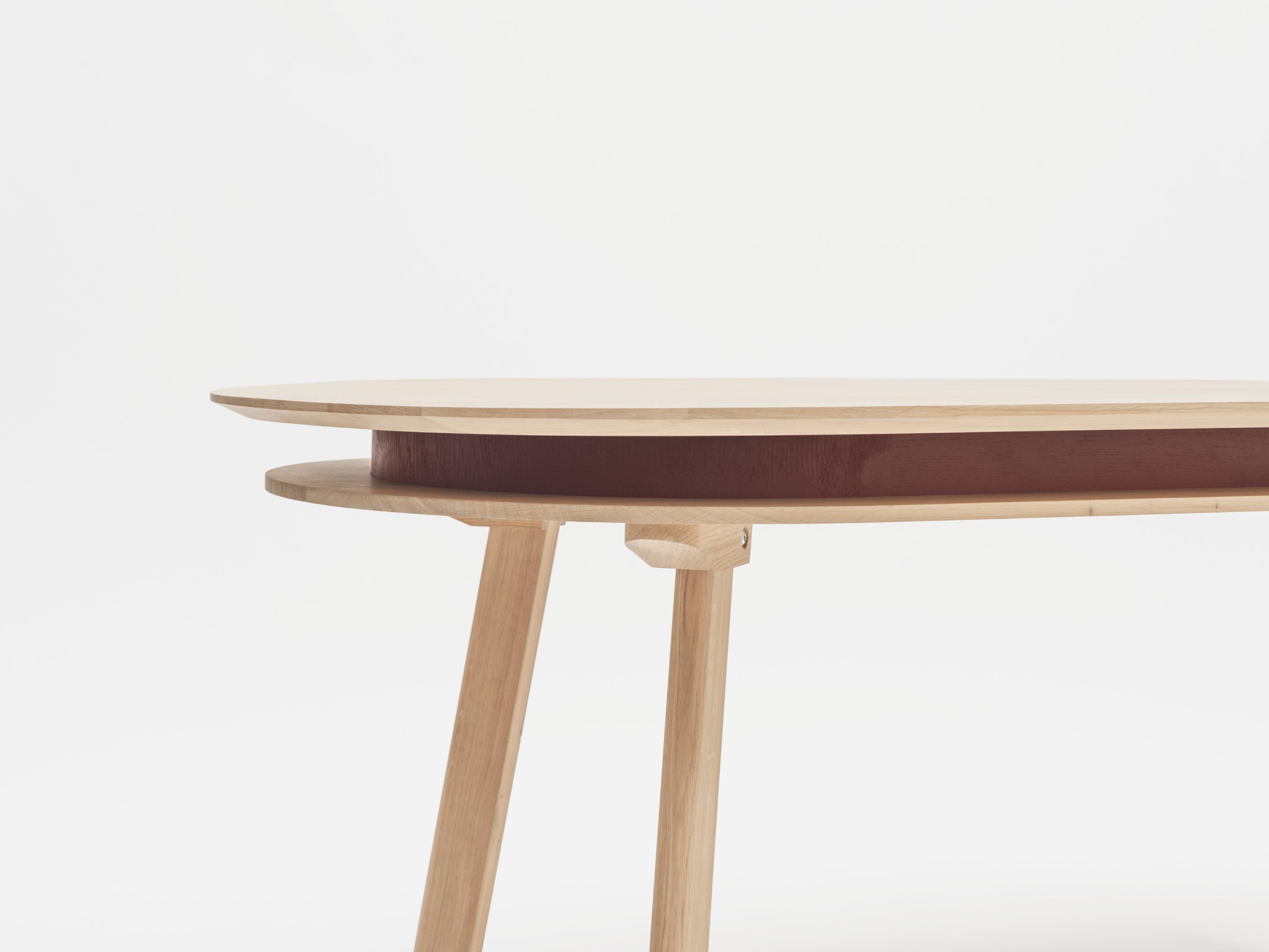 Table ovale PARATI, Vue de détail sur le piètement, l’arrondi et la ceinture de table. Drugeot L’Inatelier