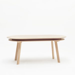 Table à manger ovale PARATI. Vue d’ensemble en configuration sans rallonge. Fabrication artisanale française en bois massif - drugeot & L'Inatelier.